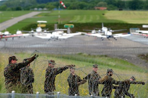 Στην Ελβετία ο Στρατός έχει ελλείψεις και φλερτάρει με τους «γιωτάδες» - Φωτογραφία 1