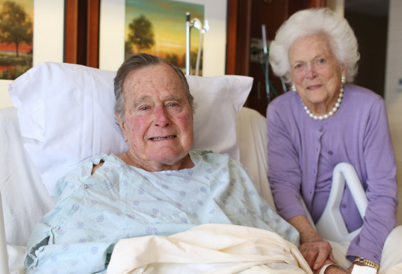 Φωτογραφία του Τζορτζ Μπους του πρεσβύτερου μέσα από το νοσοκομείο - Του κρατά το χέρι η γυναίκα του - Φωτογραφία 4