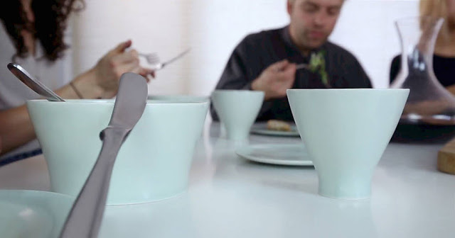 ΑΝΑΤΡΙΧΙΑΣΤΙΚΟ: Τρώνε από πιάτα που έφτιαξαν από ΚΟΚΚΑΛΑ φίλων και συγγενών τους [photos+video] - Φωτογραφία 2