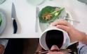 ΑΝΑΤΡΙΧΙΑΣΤΙΚΟ: Τρώνε από πιάτα που έφτιαξαν από ΚΟΚΚΑΛΑ φίλων και συγγενών τους [photos+video] - Φωτογραφία 6