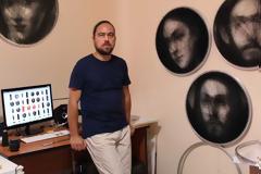 Πέτρος Βρέλλης: Ζει στην Πρέβεζα, κατάγεται από τα Γιάννενα και καθηλώνει με τις δημιουργίες του [video]