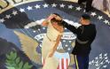 «Ζαλίστηκε» από την ομορφιά της Μελάνια ο επιλοχίας που χόρεψε μαζί της στην δεξίωση των Ενόπλων Δυνάμεων (φωτό, βίντεο) - Φωτογραφία 6
