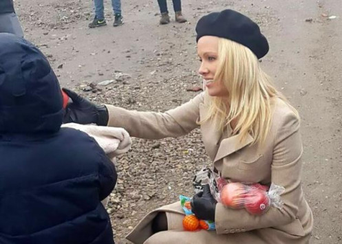 Χαμός με την επίσκεψη της Pamela Anderson σε στρατόπεδα προσφύγων! Δίχως τέλος οι αντιδράσεις του γαλλικού Τύπου... - Φωτογραφία 1