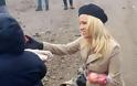 Χαμός με την επίσκεψη της Pamela Anderson σε στρατόπεδα προσφύγων! Δίχως τέλος οι αντιδράσεις του γαλλικού Τύπου...