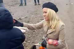 Χαμός με την επίσκεψη της Pamela Anderson σε στρατόπεδα προσφύγων! Δίχως τέλος οι αντιδράσεις του γαλλικού Τύπου...