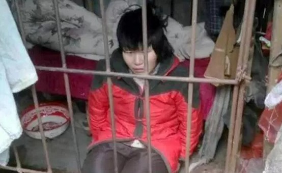 ΣΟΚ! Την κρατούσαν κλειδωμένη σε κλουβί με φίδια και έντομα για 10 χρονιά - Φωτογραφία 1