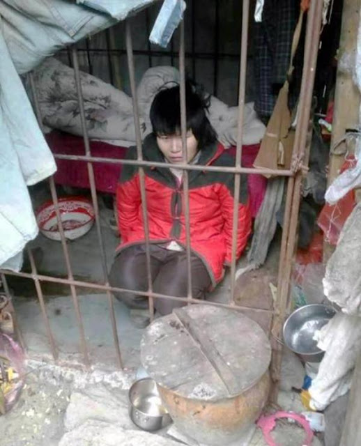 ΣΟΚ! Την κρατούσαν κλειδωμένη σε κλουβί με φίδια και έντομα για 10 χρονιά - Φωτογραφία 2