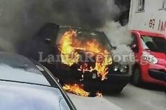 Λαμία: Λαμπάδιασε αυτοκίνητο μέσα στην πόλη - Επεισοδιακή κατάσβεση