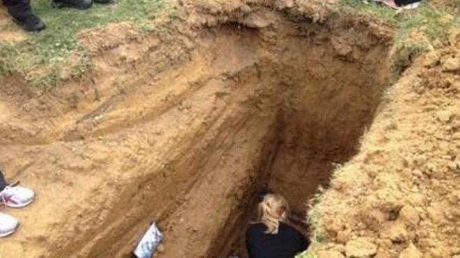 ΜΑΚΑΒΡΙΟ: Έβαλαν φέρετρο σε λάθος τάφο και... - Τραγελαφικές σκηνές - Φωτογραφία 1