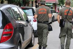 Το απίθανο σημείωμα εργαζομένου σε δημοτικό αστυνομικό που του έκοβε κλήσεις