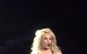 Britney Spears: Tο καυτό ατύχημα στη σκηνή - Τραγουδούσε με το στήθος της έξω από το κορμάκι! - Φωτογραφία 2