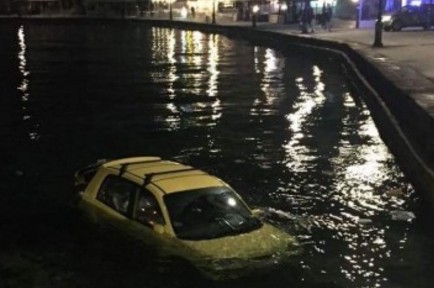 Αναστάτωση στο ενετικό λιμάνι Χανίων - Αυτοκίνητο έπεσε στη θάλασσα - Φωτογραφία 1