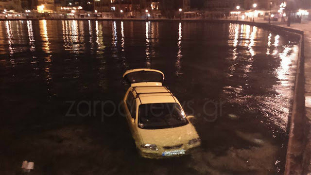 Χαμός στο λιμάνι των Χανίων - Αυτοκίνητο φούνταρε στη θάλασσα - Φωτογραφία 4