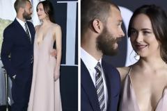 Xωρίς σουτιέν στην πρεμιέρα του «Fifty Shades Darker» η Ντακότα Τζόνσον- Τα χαμόγελα και οι ματιές με τον «Κρίστιαν Γκρέι»