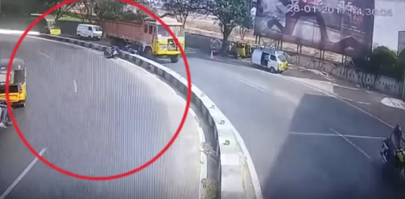 ΦΡΙΚΙΑΣΤΙΚΟ δυστύχημα: Φορτηγό έλιωσε δυο μαθητές με μοτοσυκλέτα [ΠΡΟΣΟΧΗ: Σκληρό βίντεο] - Φωτογραφία 1