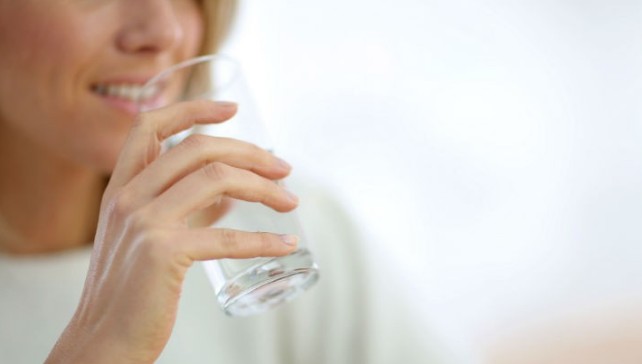 Τι πρέπει να γνωρίζετε αν πίνετε νερό μετά το γεύμα - Φωτογραφία 1