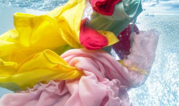 Πώς να καταλάβεις αν τα ρούχα σου βγάζουν χρώμα στο πλύσιμο - Φωτογραφία 1