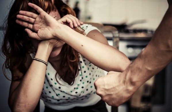 ΑΠΙΣΤΕΥΤΟ: Η Ρωσία επεξεργάζεται νόμο αποποινικοποίησης της ενδοοικογενειακής βίας - Φωτογραφία 1