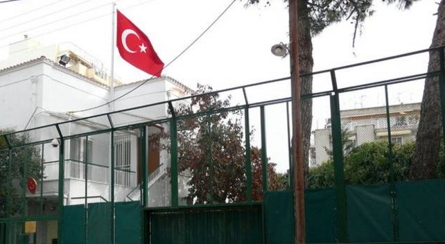 Επίθεση με μπογιές στο τουρκικό Προξενείο Κομοτηνής - Φωτογραφία 1