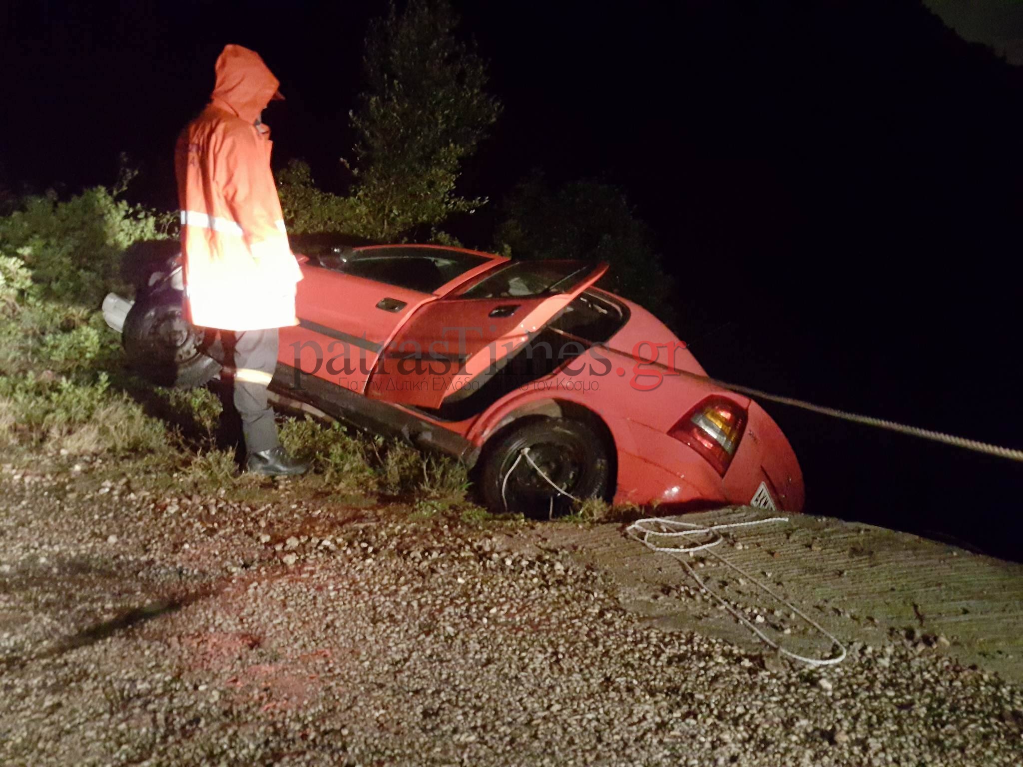 ΠΑΤΡΑ: Συγκλονιστικές εικόνες από τον απεγκλωβισμό οδηγού λίγο πριν πέσει σε χαράδρα - Φωτογραφία 3