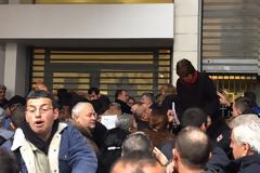 Κοινωνικό Εισόδημα Αλληλεγγύης: Ενταση και απίστευτες εικόνες σε υπηρεσία του Δήμου Αθηναίων