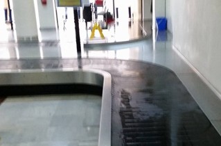 Με κουβάδες μαζεύουν το νερό από την βροχή στο Αεροδρόμιο της Λήμνου - Φωτογραφία 1