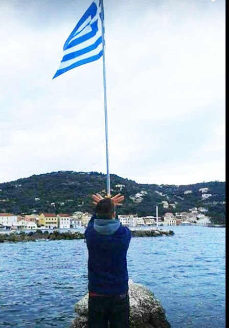 Νέο Κρούσμα πρόκλησης: Ανήλικος Αλβανός σχημάτισε τον αλβανικό αετό κάτω από Ελληνική Σημαία [photo] - Φωτογραφία 2