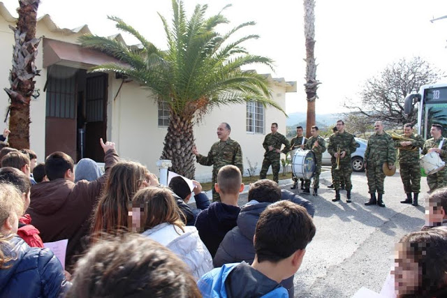 Επίσκεψη Μαθητών Δημοτικού Σχολείου της Κω στο Τμήμα Στρατιωτικής Μουσικής της 80 ΑΔΤΕ - Φωτογραφία 1