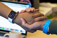 Οι ιδιοκτήτες του Apple Watch θα ανταλλάσσουν δεδομένα με μια χειραψία
