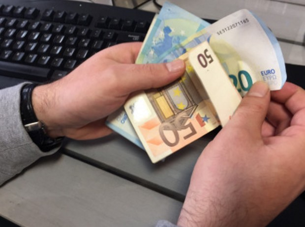 Νέα μέτρα εδώ και τώρα: Χαράτσι 400 - 800 ευρώ, μειώσεις συντάξεων και αύξηση του ΦΠΑ - Οριακή η διαπραγμάτευση - Φωτογραφία 1