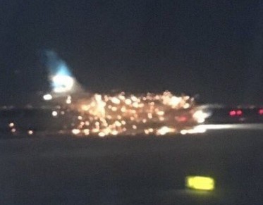 Θρίλερ στο JFK! Αεροπλάνο τυλίχθηκε στις φλόγες - Φωτογραφία 3