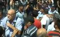 Γυμνός άνδρας έκατσε στο κεφάλι του Ατατούρκ!