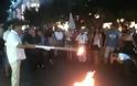 ΤΩΡΑ: Καίνε σημαίες της ΕΕ και των ΗΠΑ μπροστά στο Αμερικανικό Προξενείο