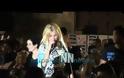 Η Σαμπρίνα τραγουδά σε πανηγύρια [Video]