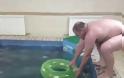 Μια απίστευτη βουτιά μέσα μέσα από σωσίβιο! [video]