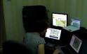 Απίστευτο! «Καμένη» γυναίκα παίζει Farmville σε 4 υπολογιστές!!!!
