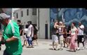 VIDEO: Αγκαλιάζοντας… αγνώστους!