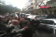 Ενταση από διαδηλωτές στην παρέλαση (BINTEO)...