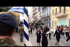 Εντάσεις από διαδηλωτές στην παρέλαση [video]