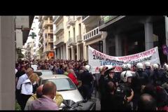 Εντάσεις από διαδηλωτές στην παρέλαση [video]