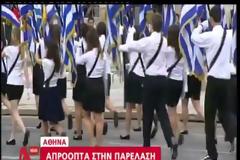 Η αλήθεια για την «ξυπόλυτη» σημαιοφόρο