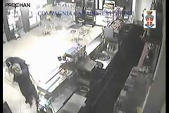 Ληστής με κατσαβίδι έκανε το λάθος να τα βάλει με αυτή τη γυναίκα! [Video]