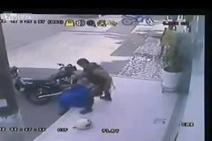 Απίστευτη αστυνομική βαρβαρότητα που κόβει την ανάσα! [Video]