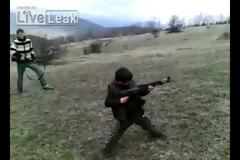 Πατέρας για κλάματα μαθαίνει στο γιο του να πυροβολεί με ένα AK47 [Video]