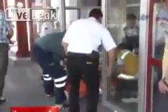 Ηλίθιος τραυματιοφορέας ρίχνει κάτω ηλικιωμένο άντρα την ώρα που τον μεταφέρει στο νοσοκομείο! [Video]