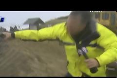 Τους πήρε και τους σήκωσε ο τυφώνας Sandy! (video)
