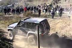 ΣΟΚ! Ένα τζιπ πάτησε δύο cameramen ζωντανα στον αέρα!