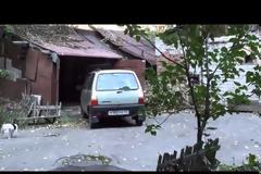 Γυναίκα τρακάρει... στο γκαράζ της! [Video]