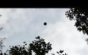 Μαύρο UFO αιωρείται πανο απο το τροπικό  δασός στην  Βραζιλία, Νοέμβριος 2012.