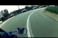 Ιπτάμενο στρώμα επιτίθεται σε οδηγό μηχανής - BINTEO